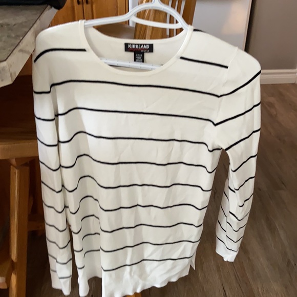 Nice heavy sweater! - Picture 2 of 3